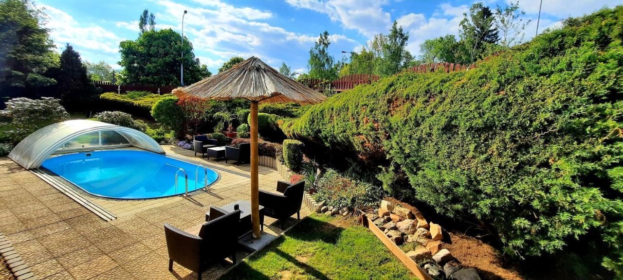Pool Apartments Karlsbad Buitenkant foto